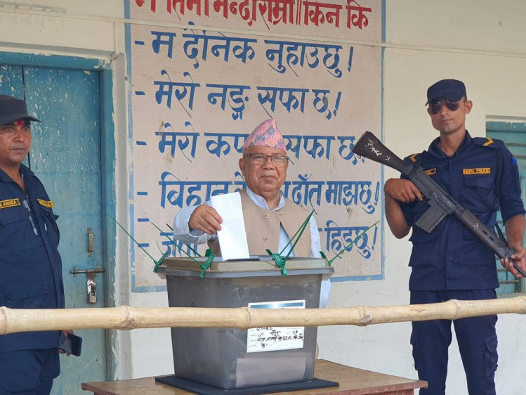 एकीकृत समाजवादीका अध्यक्ष माधव नेपालले हाले भोट